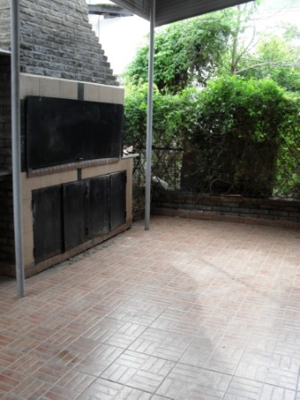 Linda casa con living comedor al frente